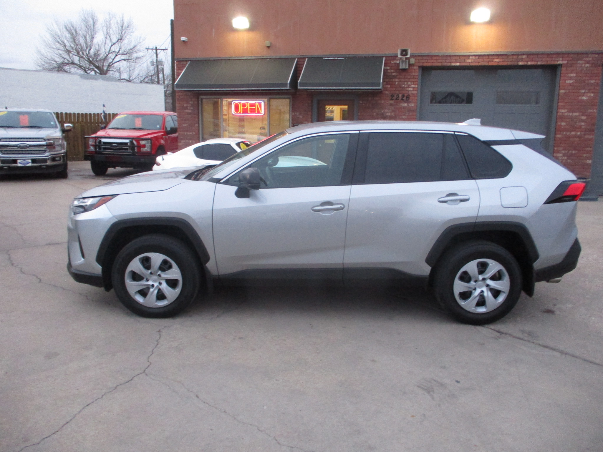 2023 Toyota RAV4 LE photo 2