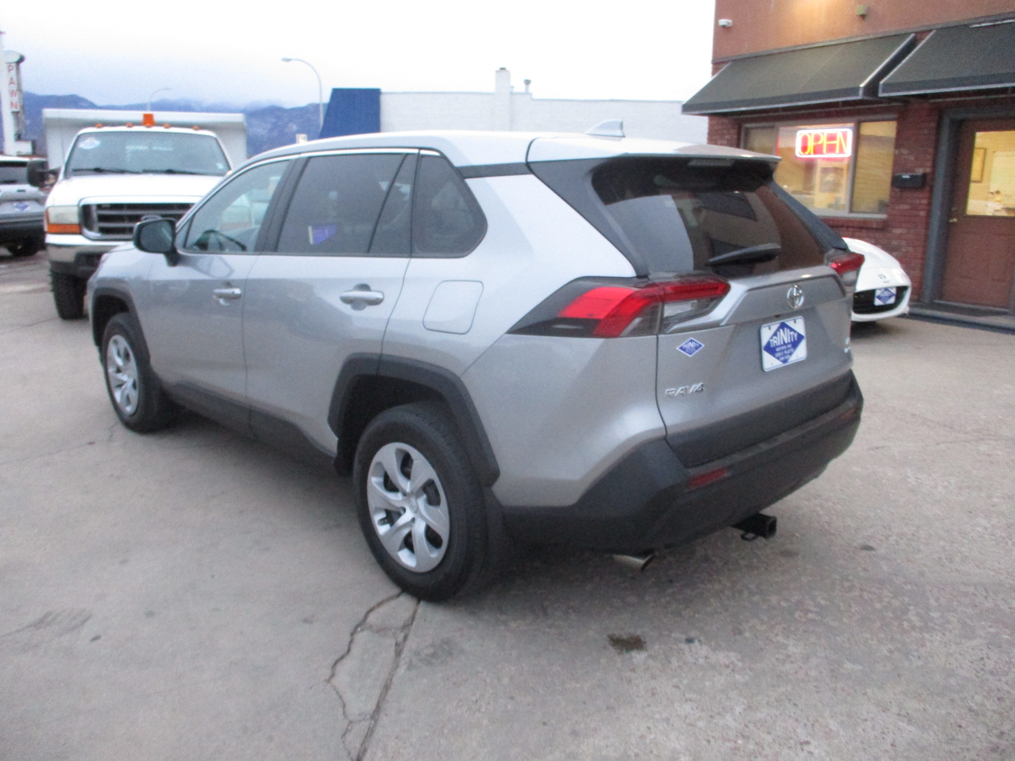 2023 Toyota RAV4 LE photo 3